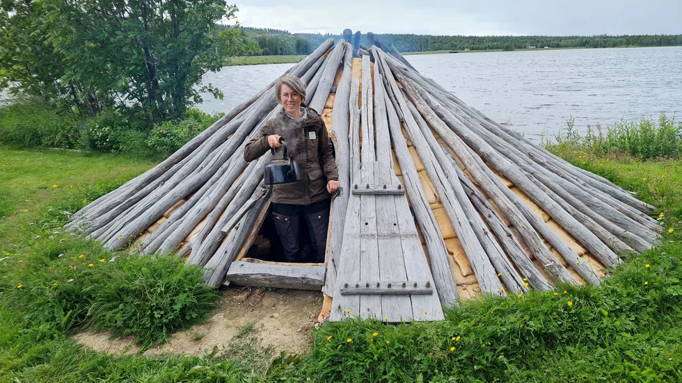 Johanna Cederlund välkomnade gästerna in i stallokåtan med nykokt kaffe.