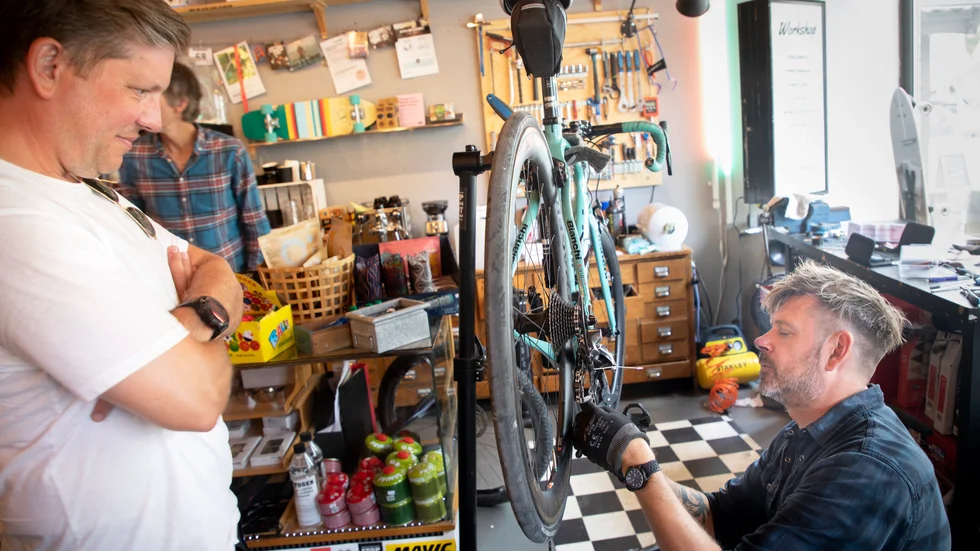 Bristen på cyklar, men också på komponenter, är något som cykelentusiasten Magnus Hjelmare, till vänster, blivit varse om den här sommaren. "Går något sönder så står man där, det finns inga delar", säger han. Här får han service på sin racercykel av Jonas Moberg på Bikeoholic i Klintehamn. 