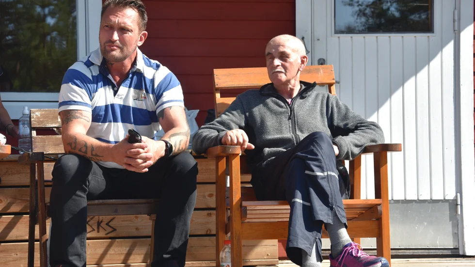 Nuvarande och tidigare ordföranden i styrelsen för Morjärv SK, André Bagein och Bengt Ek, utanför klubbstugan. Bilden är från sommaren 2021.