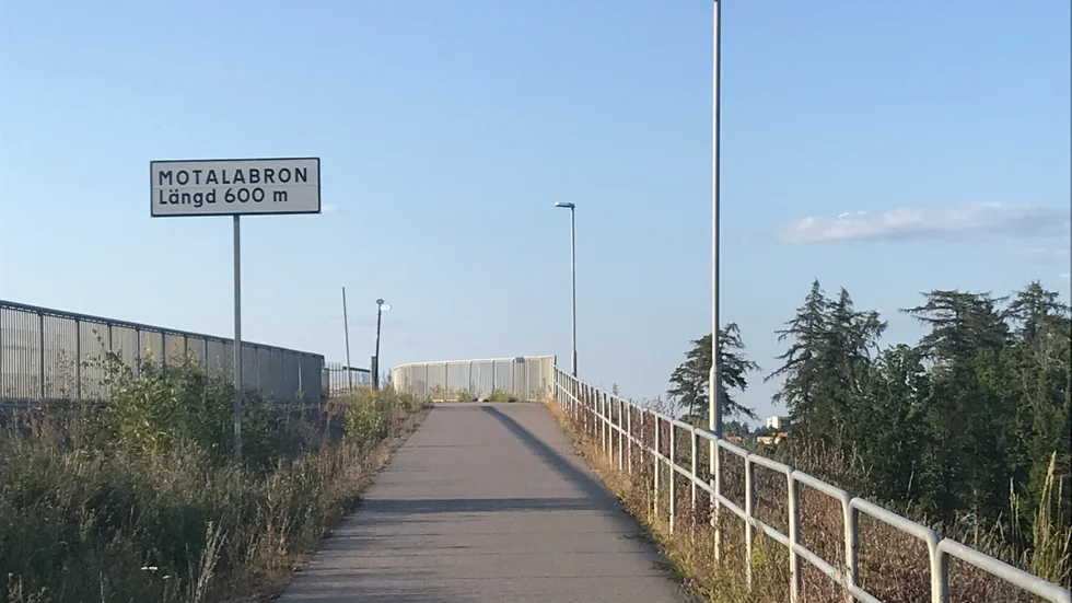 Vätternrundan går inte över Motalabron, men i förberedelserna inför loppet är backen upp en bra träningsplats. Snart är det dags för lopp och det är både respekt och längtan man känner inför debuten, skriver Jens Bollius.