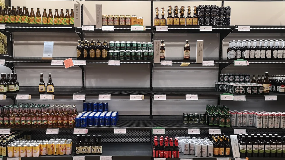 I Systembolaget Skutviken hyllor kan man se att en del sorter är slut. Någon dag senare kan bristen vara åtgärdad.