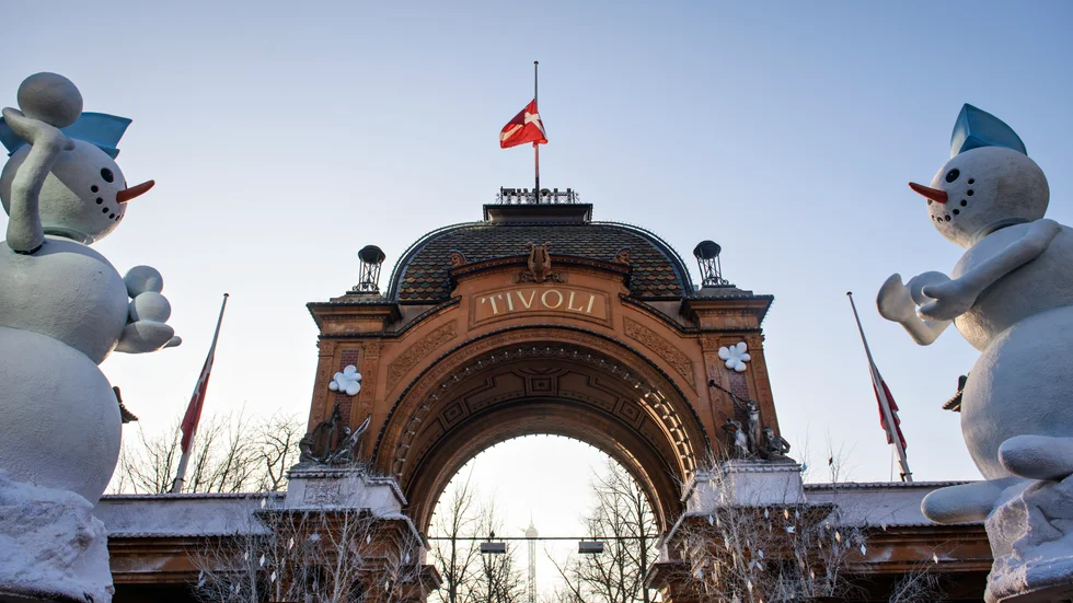 Behövande danska familjer kan söka bidrag för att till exempel ta med barnen till en nöjespark under sommaren. Arkivbild från Tivoli i Köpenhamn.