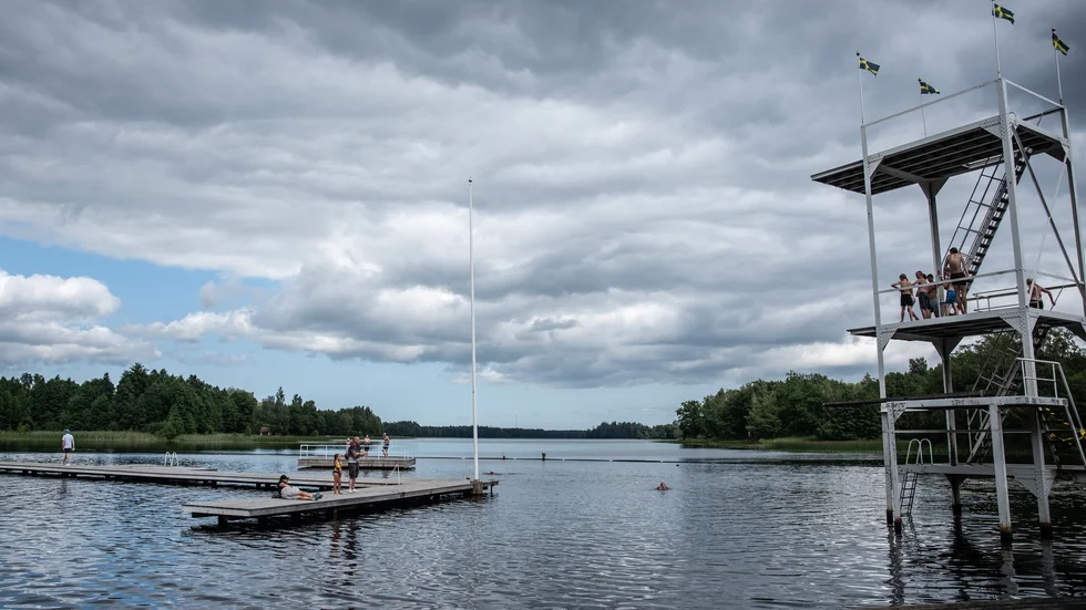 Risken finns att någon trillar ner från hopptornet till avsatsen bredvid, enligt rapporten.