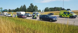 Personbilar i krock vid avfarten till E4 – fyra förda till sjukhus