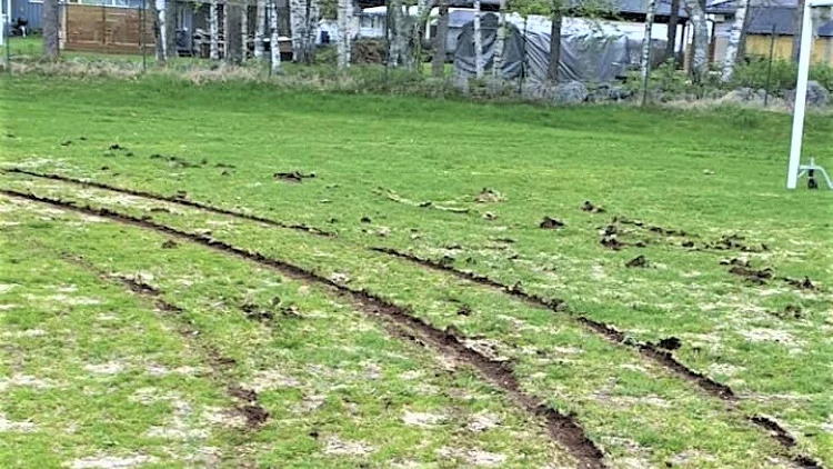 Tunavallens saboterade gräsyta.