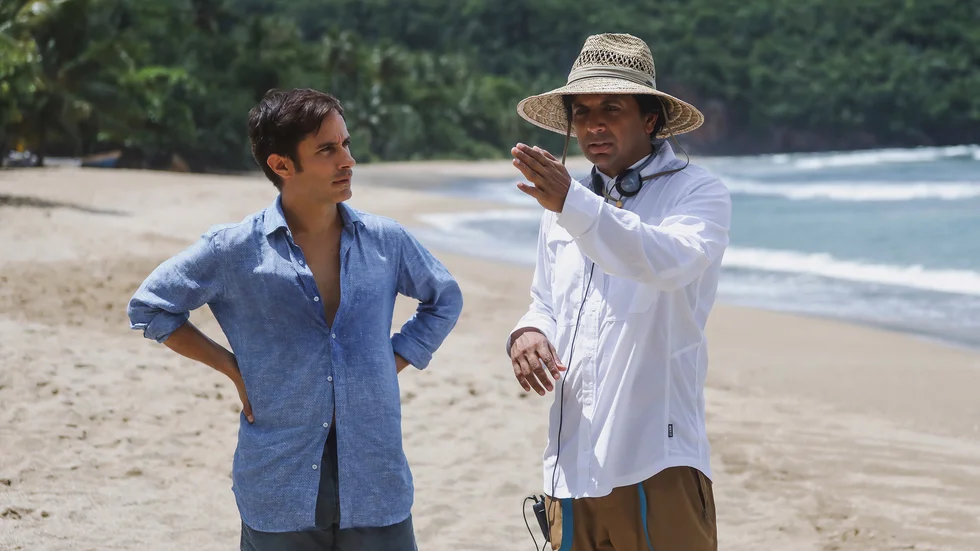 Gael García Bernal, till vänster, med regisörren M. Night Shyamalan vid filminspelningen av Old.
