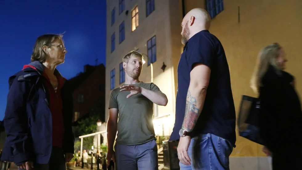”Störningar från musikljud förekommer ännu, men har blivit färre jämfört med de senaste åren”, säger Jonatan Levin, här tillsammans med miljöinspektören Claudia Castillo och en krögare.
