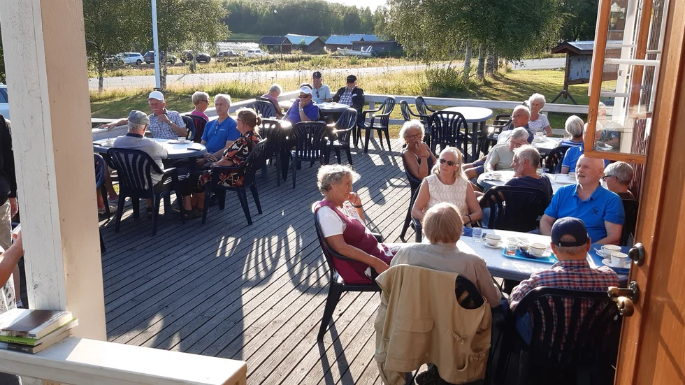 Besökare på våffelcaféet i Storön lyssnar här på en novell av Leif Larsson som läses av Janne Sparrman.