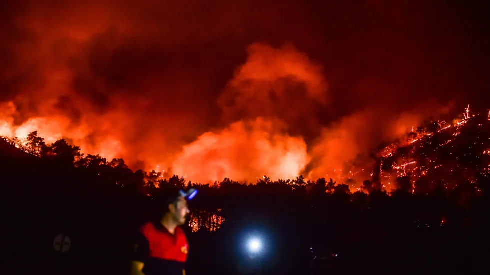 En av många markbränder som härjat i Turkiet den senaste veckan. Temperaturerna riskerar att stiga snabbare i Medelhavsländerna än i världen i stort på grund av klimatförändringarna, enligt en kommande FN-rapport.