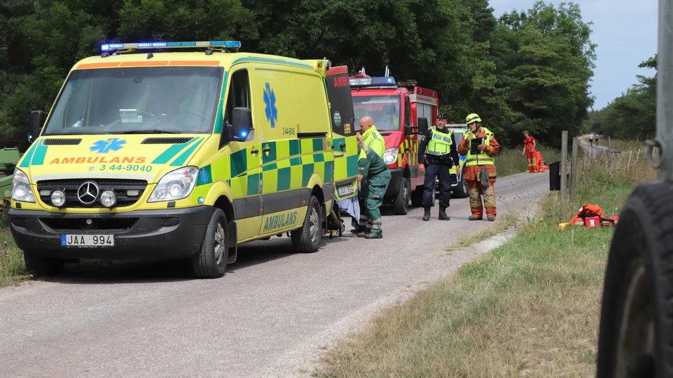 Ambulanserna har haft fullt upp i sommar och svårt att klara kraven, här på utryckning i Vamlingbo.
