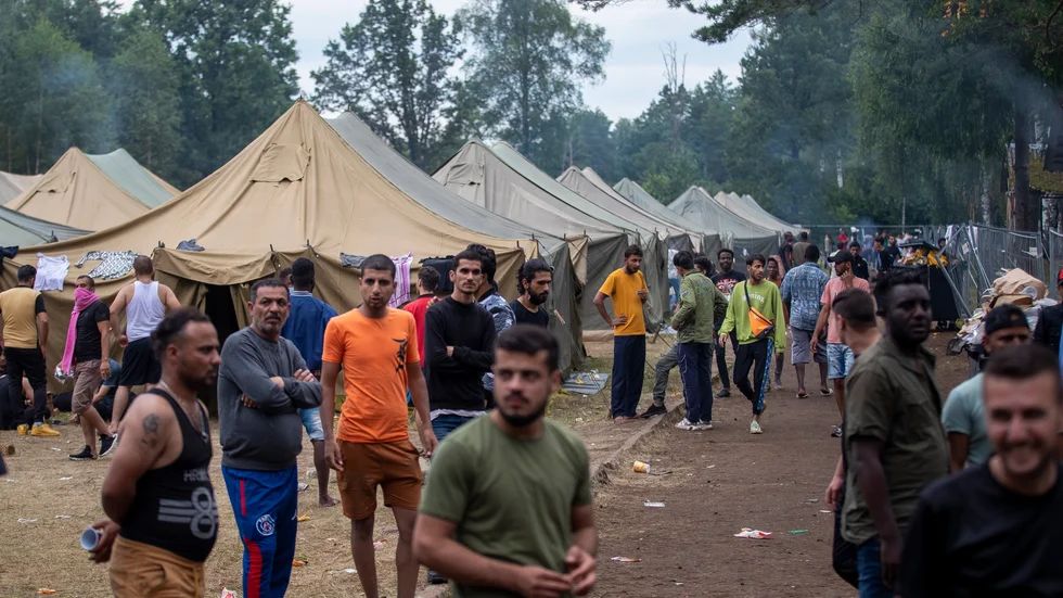 Migranter vid ett nybyggt flyktingläger i Litauen, nära gränsen till Belarus.