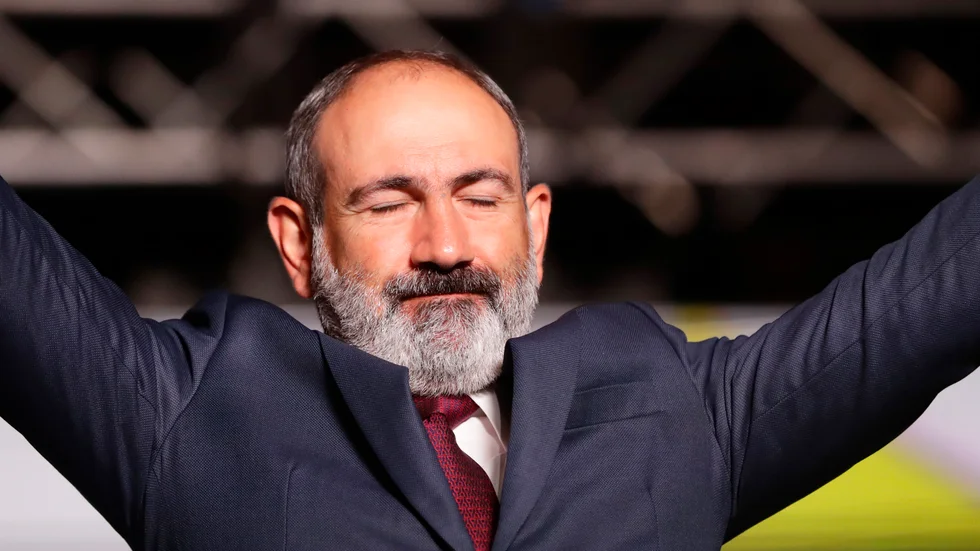Armeniens nygamle premiärminister Nikol Pasjinjan i huvudstaden Jerevan efter extravalet i juni. Arkivbild.