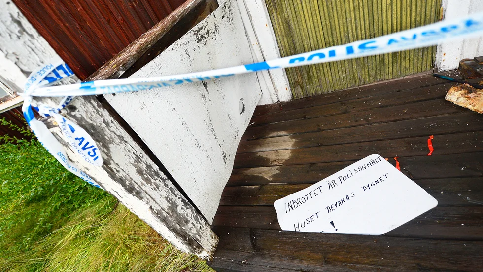 Den åttonde september ska två män försökt göra inbrott i en stuga i Enköpings kommun. 