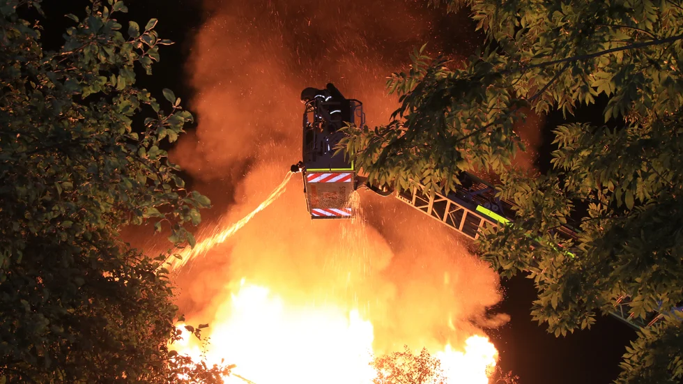 Fullt utvecklad villabrand i Söderby utanför Alunda.

