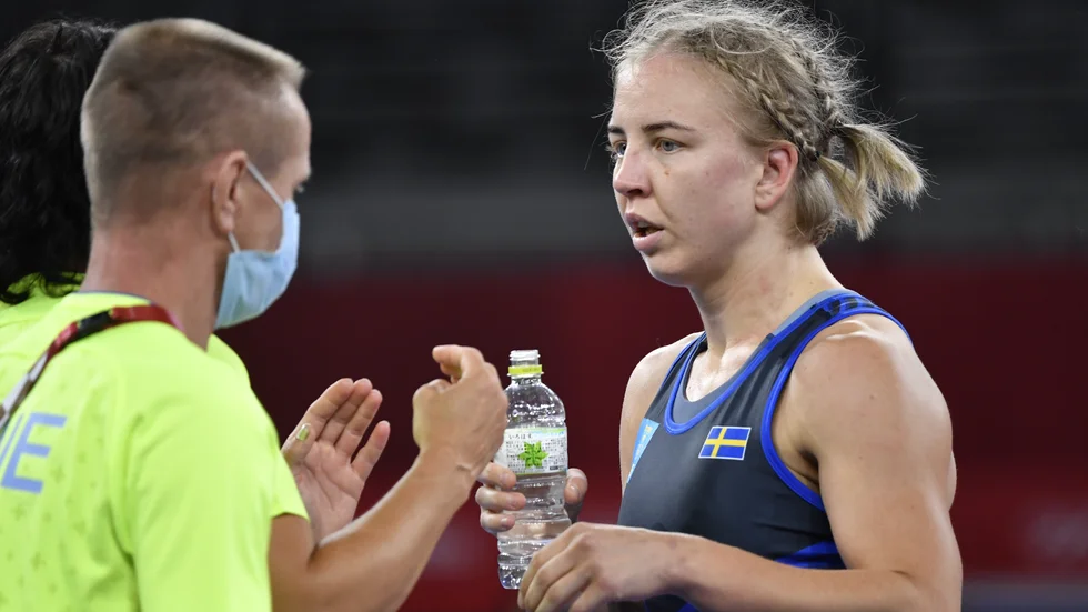 Henna Johansson blir coachad under matchen mot Tunisien vid brottningens 62-kilosklass.