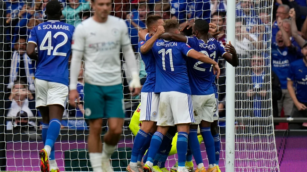 Leicesters Kelechi Iheanacho firar sitt straffmål med lagkamrater.
