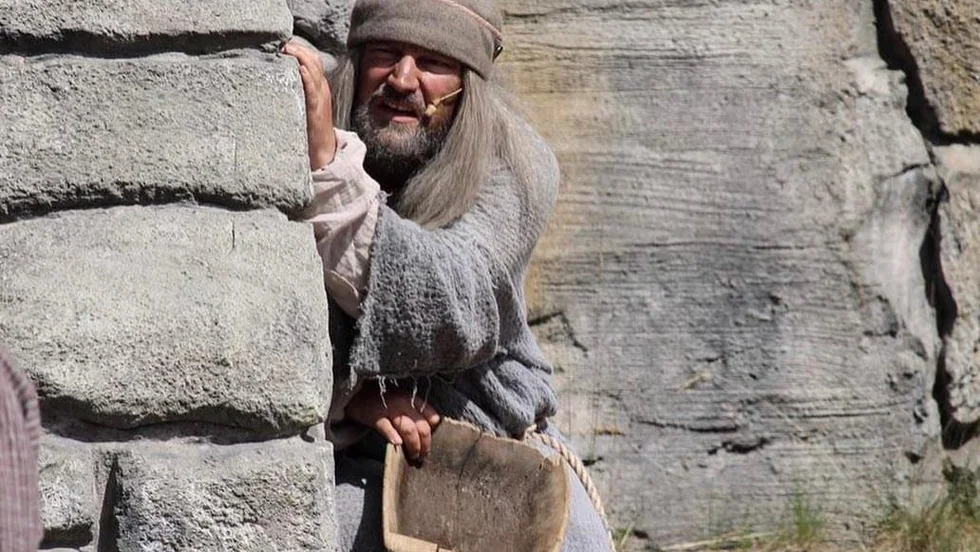 Skådespelaren Micke Mårtensson under Astrid Lindgrens världs föreställning av kultklassikern Bröderna Lejonhjärta.