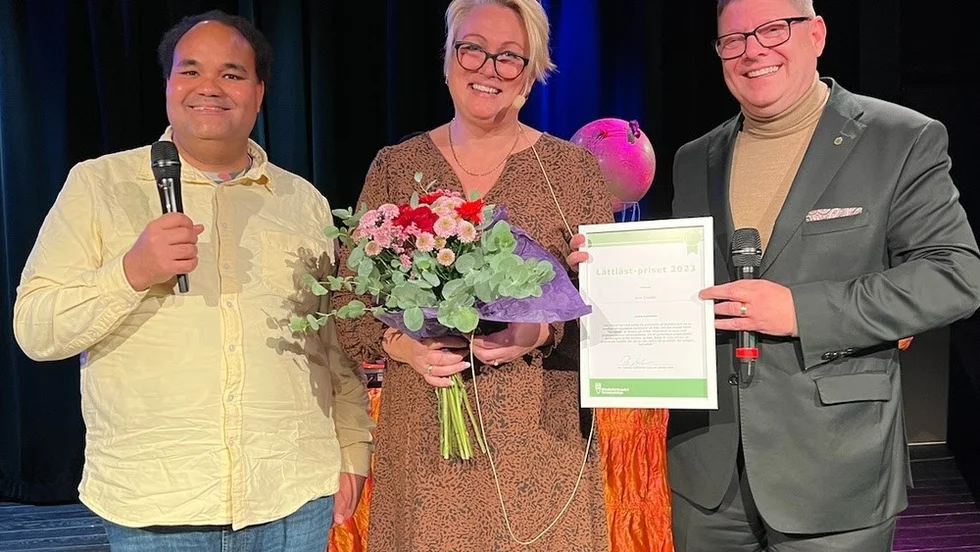 Ann Gomér får Studieförbundet Vuxenskolans Lättläst-pris 2023 för sin roman "Rockfesten". Pressbild.