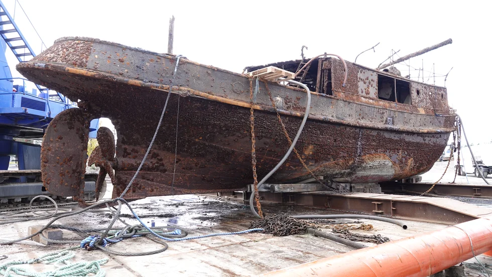 Munksund 5 låg på Inre fjärdens botten i 60 år innan den bärgades i höstas. Båten har stått på Sandholmens kaj i väntan på beslut om framtiden. Nu står det klart att vraket kommer att skrotas. (Arkivbild)