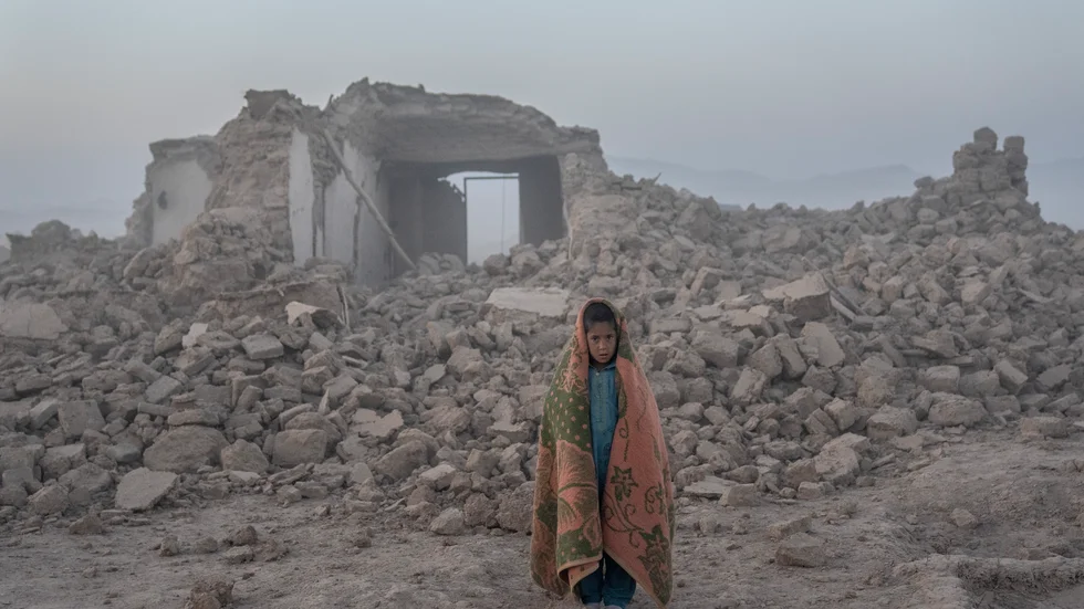 En afghansk pojke framför resterna av sitt hus i Zenda i den jordbävningsdrabbade afghanska provinsen Herat. Fotot togs i veckan.