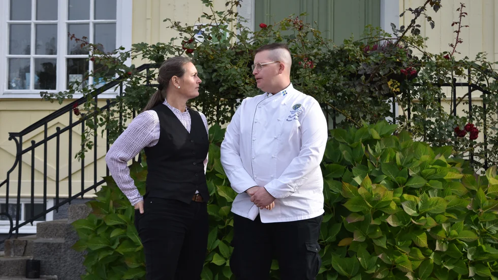 Veronica Eriksson och Gustav Andersson pratar mat inför det karbiska julbordets start i december. 