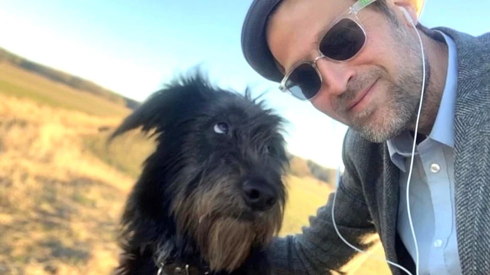 Sömnforskaren Christian Benedict läste in grunden till sin bok på mobilen under förra hösten. Samtidigt tog han långa promenader med sin hund Baltazar.