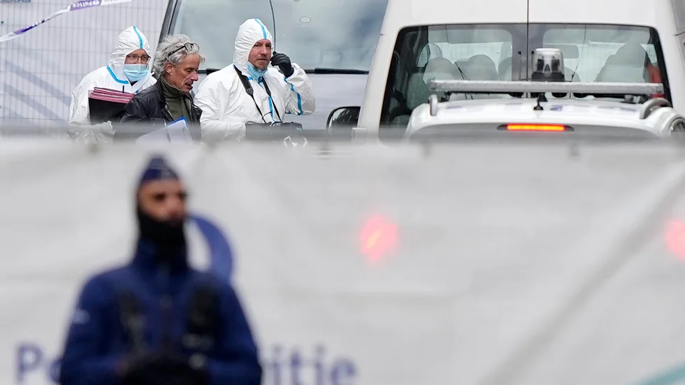 Belgisk polis på plats i området där gärningsmannen i Bryssel sköts på tisdagsmorgonen.