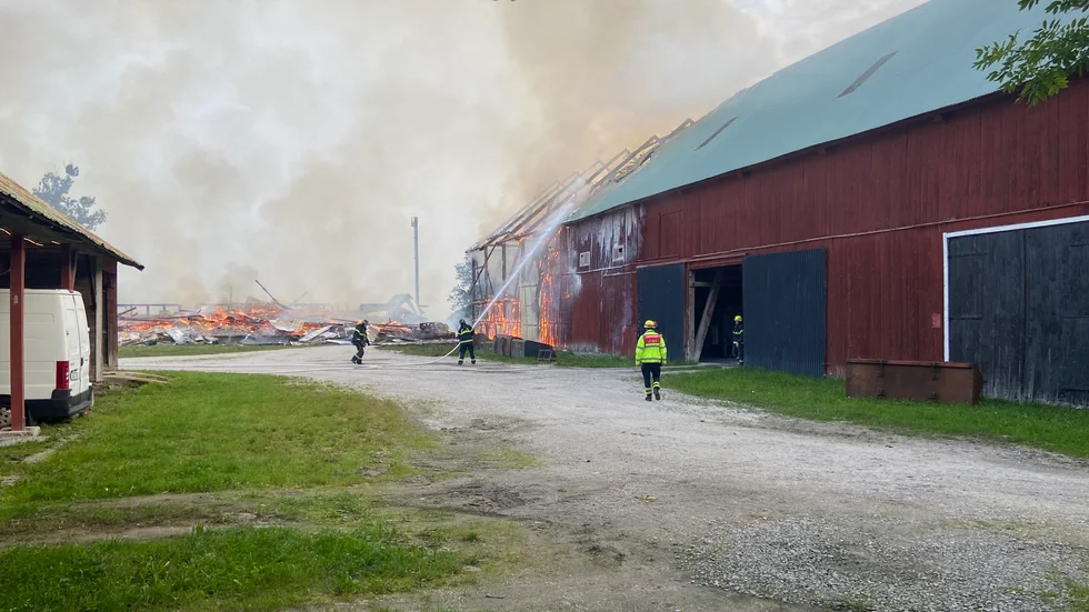 Tidigt på lördagsmorgonen började en lada tillhörande Stafva gård i Barlingbo brinna.