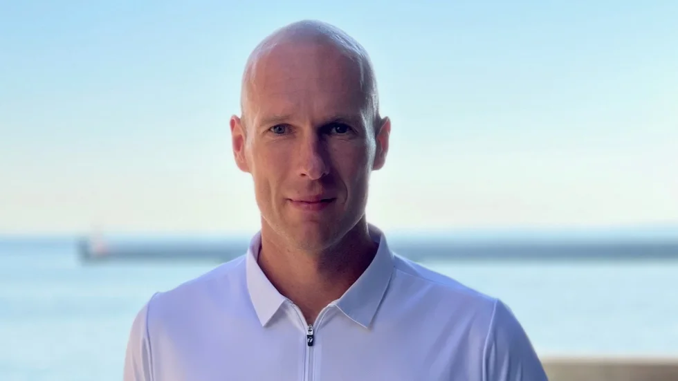 Mikael Kjellander är ny generalsekreterare på Svenska Triathlonförbundet. Han är högst ansvarig för det operativa arbetet med att nå förbundets mål för framtiden. Det sammanfattade målet är högt; svensk triathlon ska bli världens bästa. "Där sticker vi ut hakan", konstaterar Julitatriathleten.