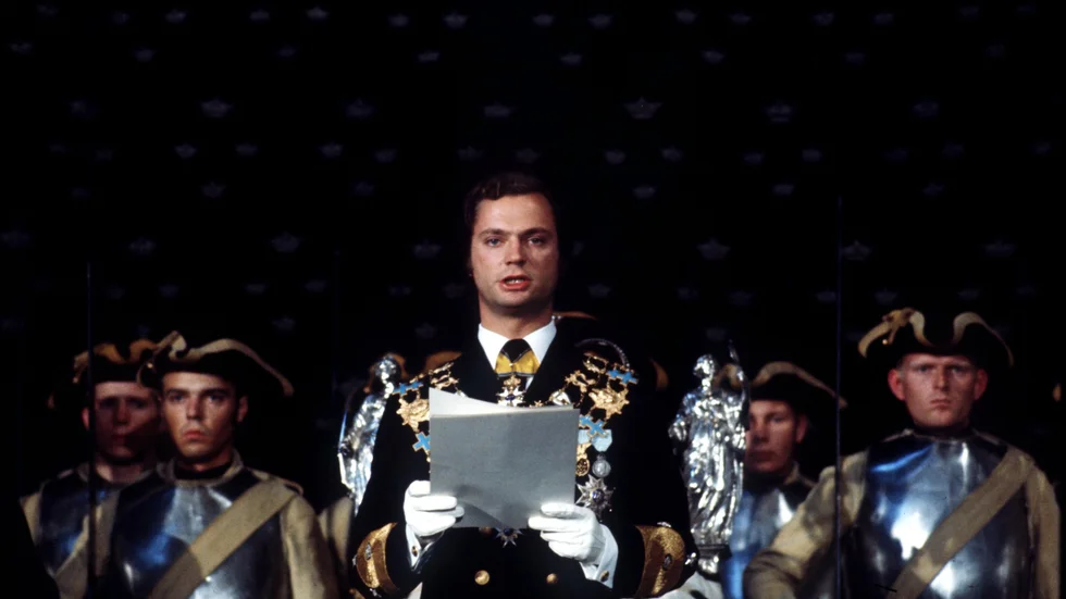 I år har Carl XVI Gustaf suttit på tronen i 50 år – längre än någon annan svensk monark. Sitt trontal höll han den 19 september 1973 klädd i en nedspilld paraduniform.
