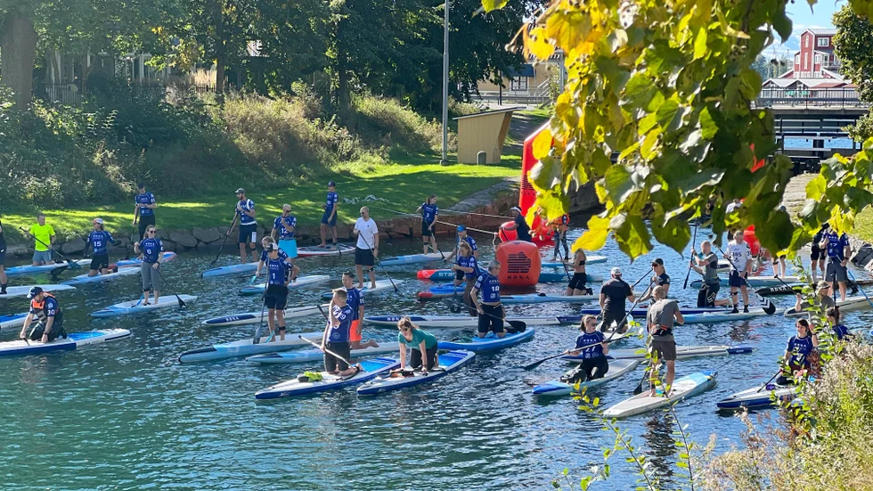 Deltagarna är laddade för start i Göta kanal SUP-lopp 2023. I år hoppas arrangörsklubben Motala SUP klubb att än fler deltagare ska lockas till start i loppet. 
