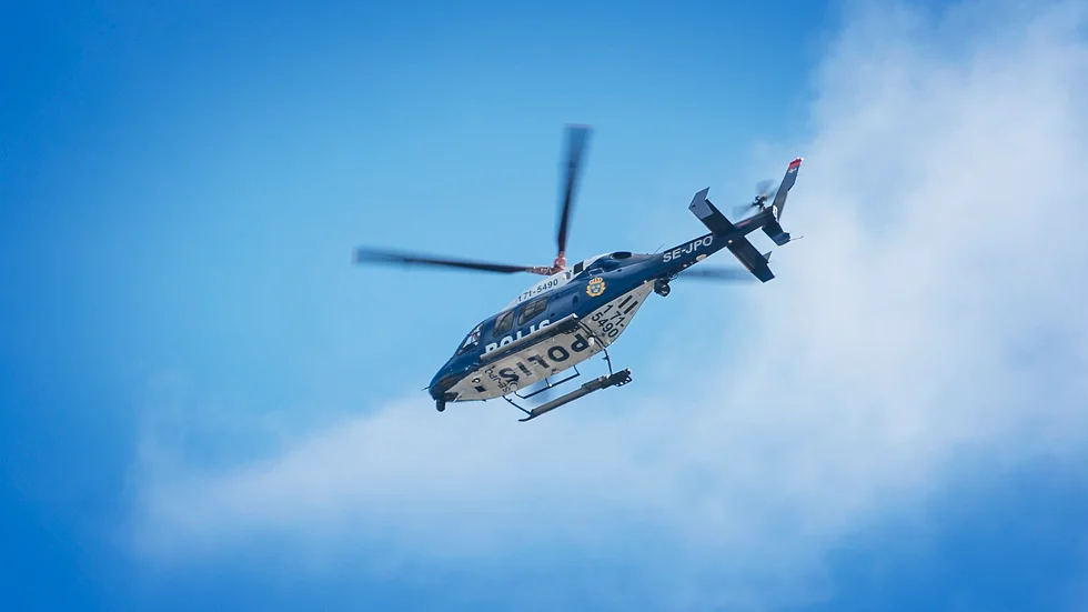 Genrebild. Helikopter förde en skadad man till sjukvård.