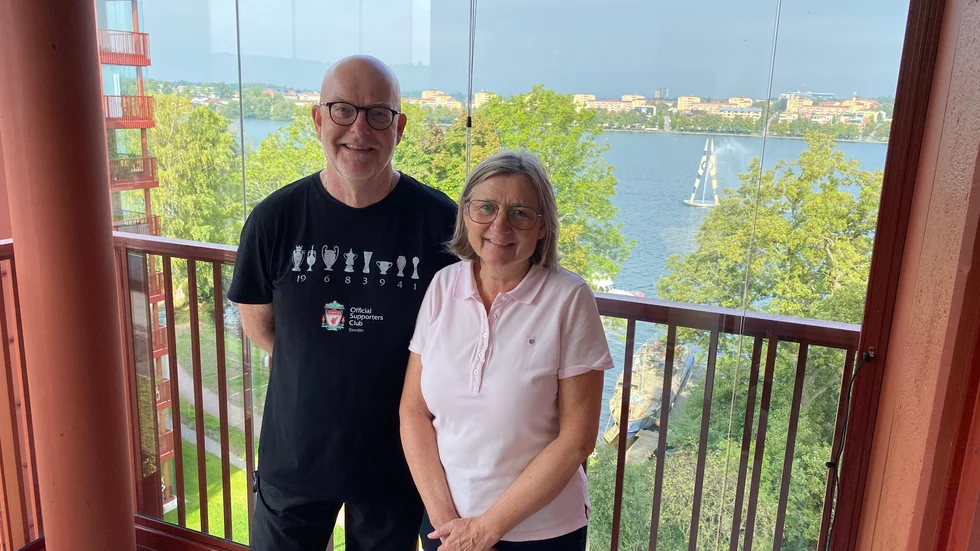 Stefan och Annica Höög flyttar in till det tredje huset på Södra Stranden. Från balkongen kan de se huset med deras gamla lägenhet, den ligger tvärs över viken.