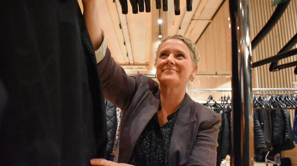 Ida Bodin fick ta emot många väskor under kvällen i garderoben.