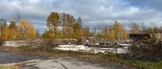 Brandresterna ligger kvar – nu hotas ägaren av vite