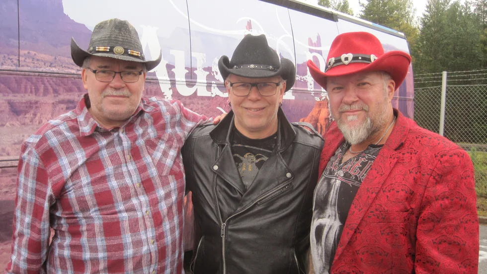 Tre av fem i Austin Band framför den nyköpta bussen till Eagles-turnen. Från vänster Jan Lundberg, Janne Stridsman och Seppo Härkönen. 


