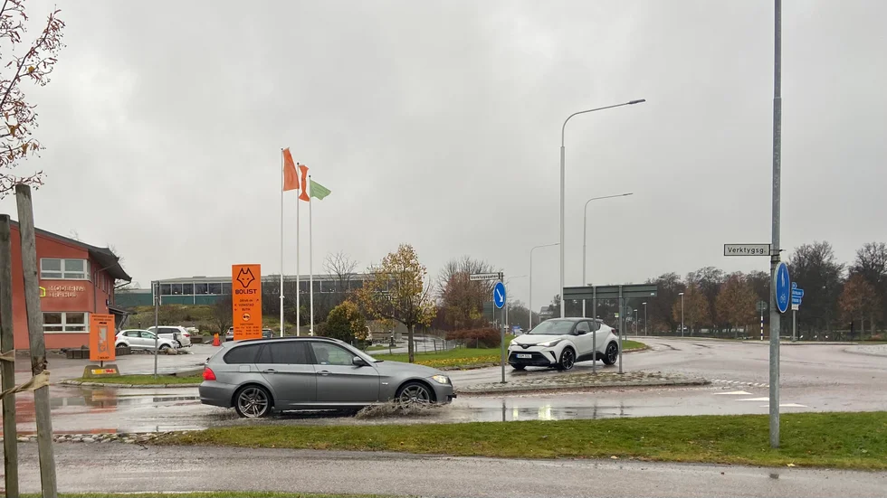 Vattenpölen vid Trosaportrondellen ska bort. Detsamma gäller den vid busshållplatsen på Teologen. "Inget bra ställe för en vattenpöl", konstaterar Ulf Hagstedt, teknisk chef hos kommunen.