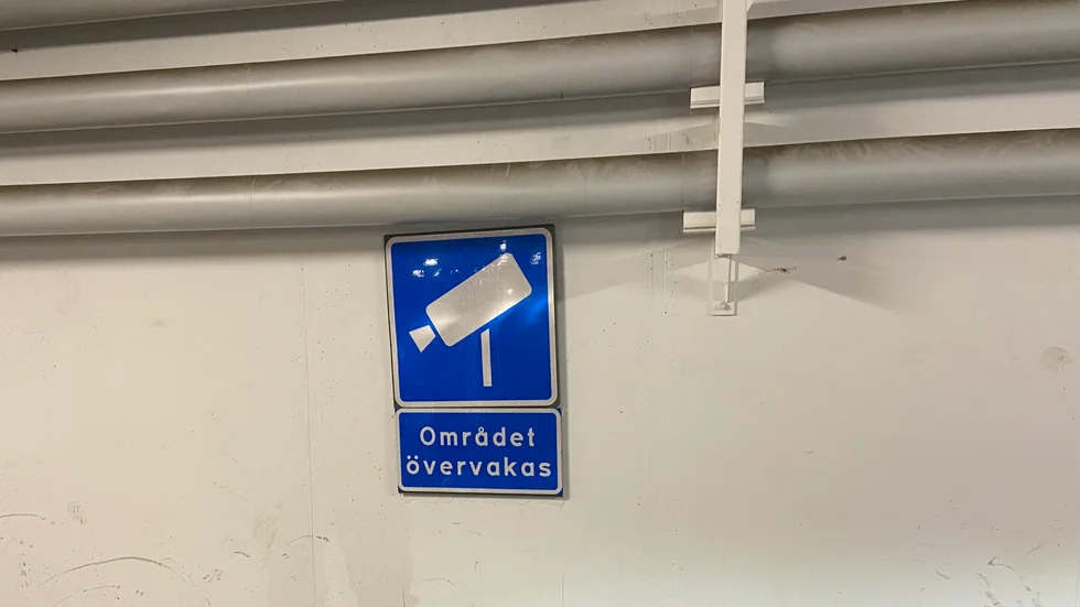 Garaget övervakas. Det tänkte kanske inte ungdomarna som slängde in raketer i byggnaden på.