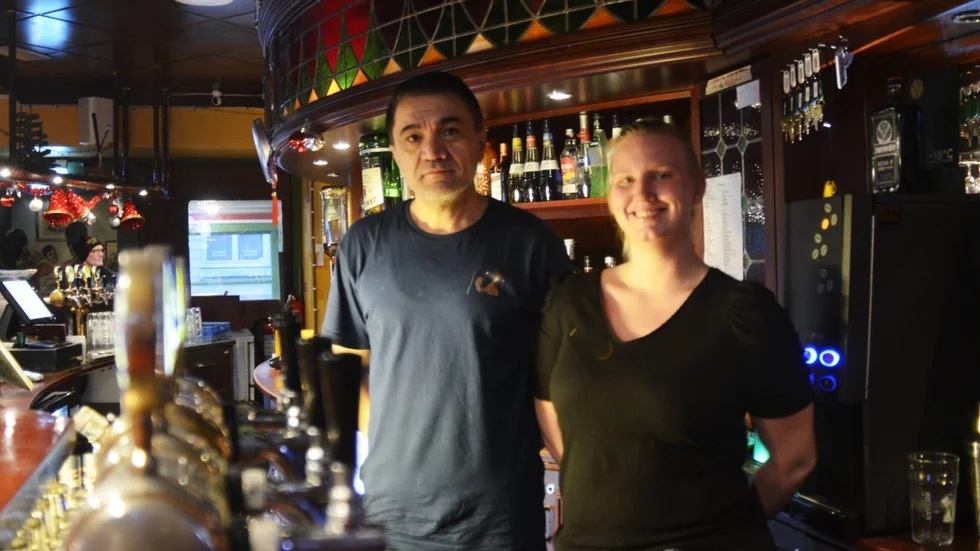 Ferhan Celik och Alexandra Gomes på Nyköpings-puben Mcewans säger att gästerna är deras räddning i det tuffa ekonomiska läge som råder i Sverige just nu.