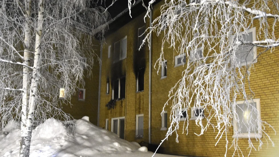 Brand på Näsbyvägen i Kalix där en lägenhet förstördes och flera andra drabbades av rökskador. 