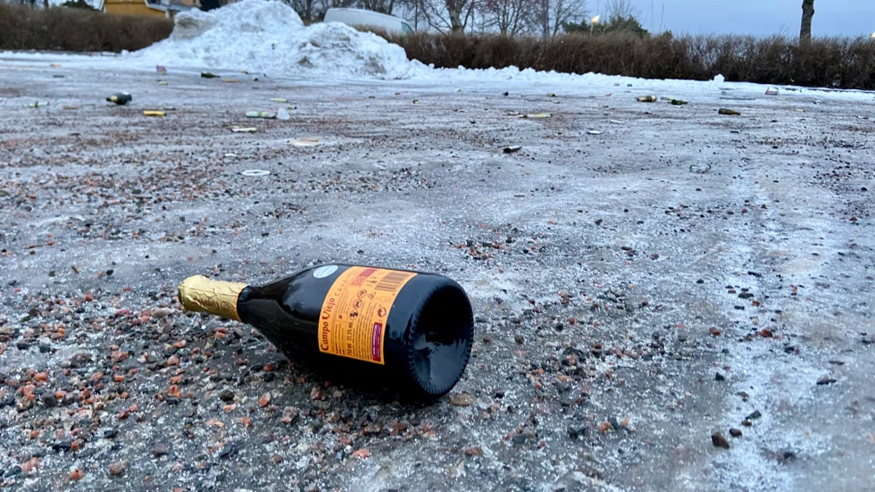 Flaskor, burkar och rester av fyrverkerier fyllde parkeringen vid hamnplanen i Trosa för ett år sen.