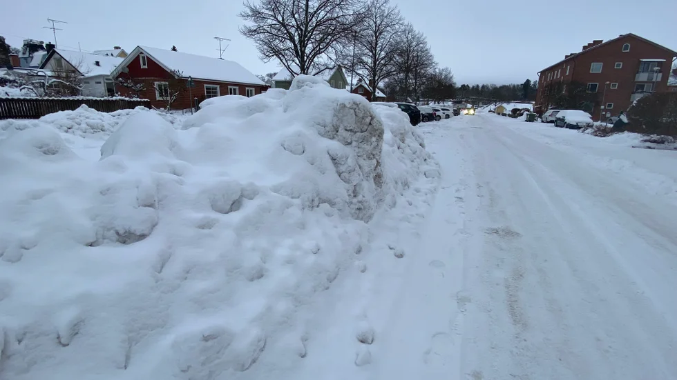 Varför ska jag ta hand om snövallar med grus och olja, undrar insändarskribenten.