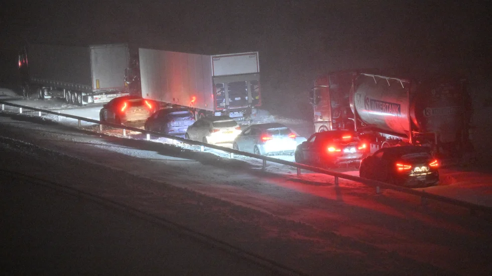 Hundratals bilar sitter fast i trafiken på E22 mellan Hörby och Kristianstad på grund av kraftigt snöfall.