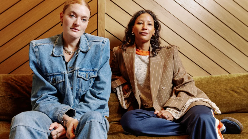 Folk behöver inte vänta tio år på nästa album, lovar Aino Jawo (till vänster) och Caroline Hjelt. "Vårt mål är att nästa kommer ut nästa år. Vi redan har påbörjat det och känner att vi är inne i ett bra flow", säger Hjelt.