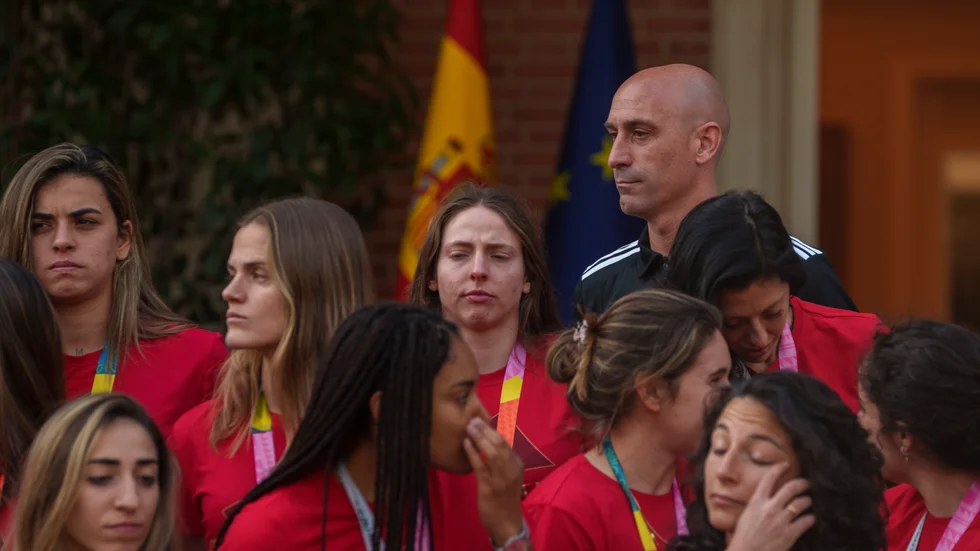 Spaniens avstängde fotbollsordförande Luis Rubiales, överst, med det VM-guldvinnande laget. Arkivbild.