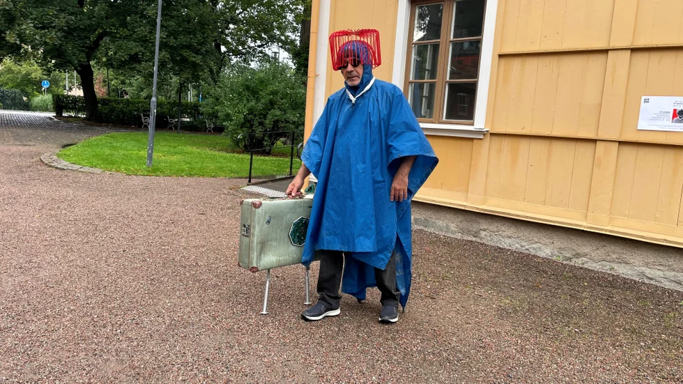 Teymor Zarré har fått nog av reparera sin sönderslagna konst. Nu klär han ut sig till sitt konstverk och ställer ut sig själv på Walmstedtska gården, mitt i Uppsala. Till och med torsdag är han på plats dagligen, klockan 15 till 17.