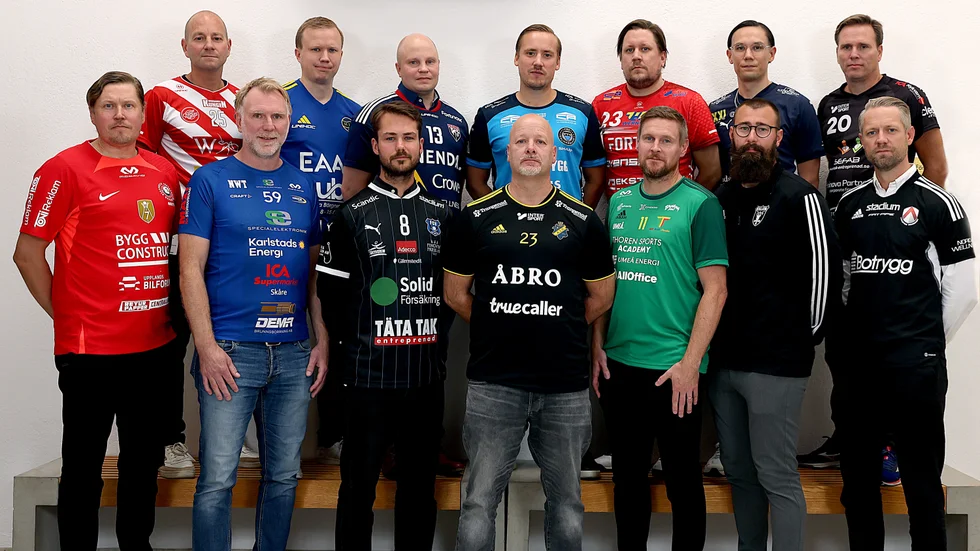 Superligatränarna med Storvretas Mika Kohonen längst ned till vänster och Hagundas Martin Dahlberg, två från vänster på övre raden.