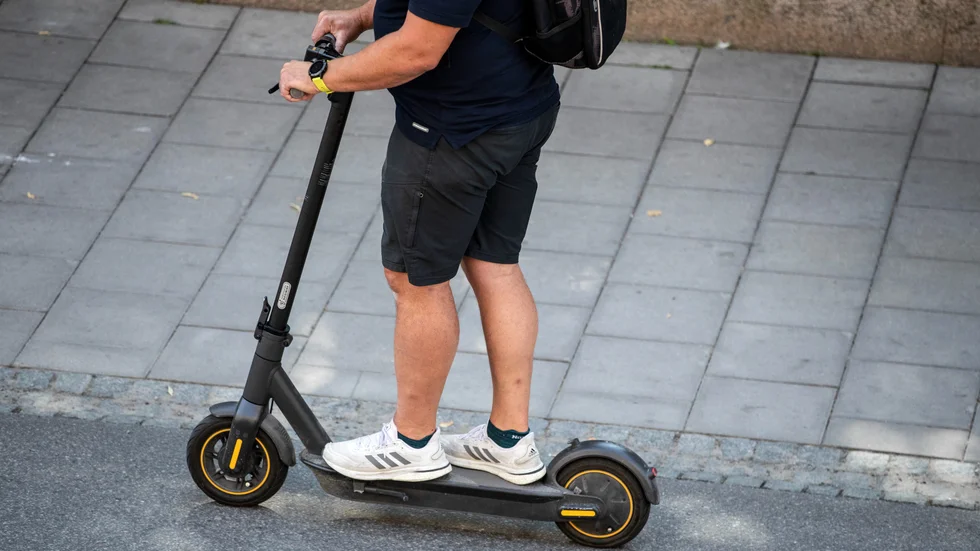 Går elsparkcykeln snabbar än 25 kilometer i timmen måste man ha mopedkörkort för moped klass 1.