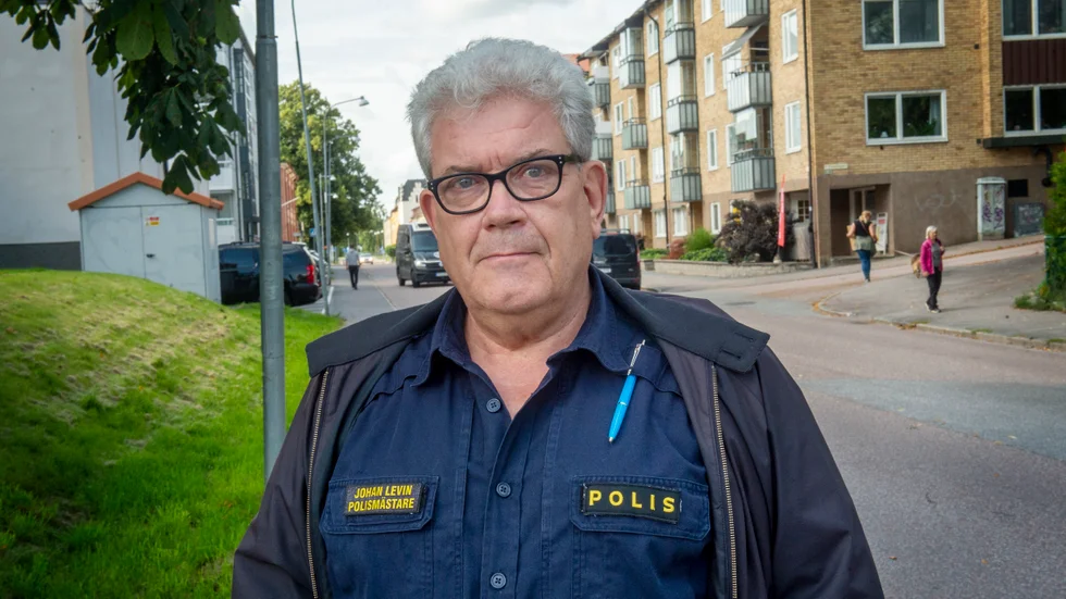 Johan Levin, chef för polisen i Nyköping, vill inte säga att de två skottskadade männen är gängkriminella. Dock har båda dömts för flera brott.