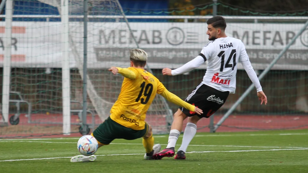 Motala AIF:s Granit Hana har skrivit på för ytterligare två år med klubben. Redan innan säsongen är avgjord. "Mina ambitioner är lika höga som alltid", kommenterar Granit.